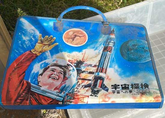 廃業された文具店の倉庫にお伺いして昭和時代の商品を漁らせていただく